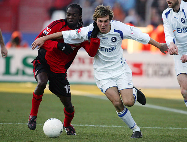 媒体人：卡尔顿和周琦篮下的卡位在G1妥妥的犯规 放到G2就不算了