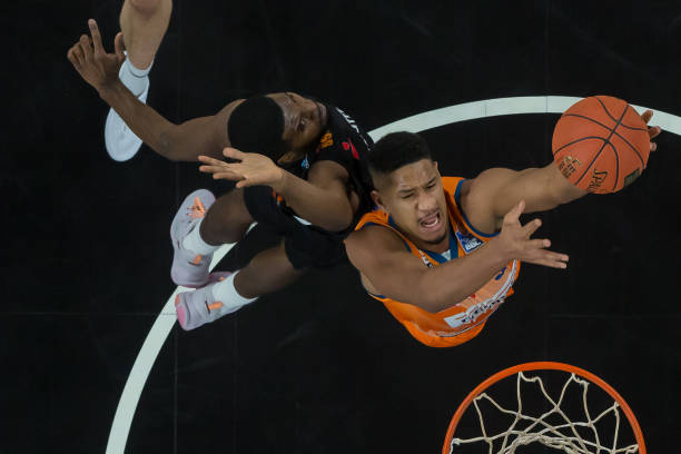 小斯对马刺系列赛场均砍下37+10